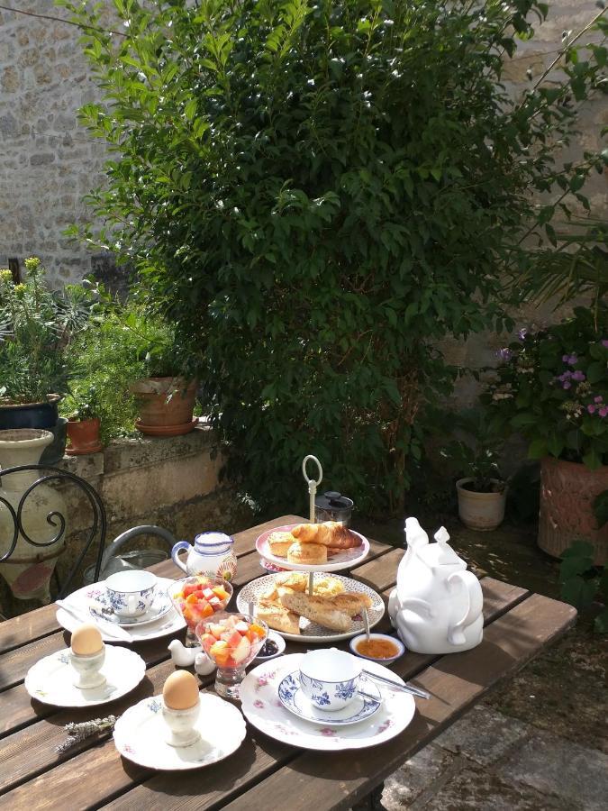 Bed and Breakfast Quai Des Fleurs Saint-Savinien Екстер'єр фото