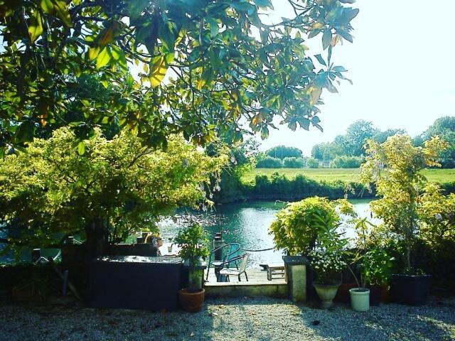 Bed and Breakfast Quai Des Fleurs Saint-Savinien Екстер'єр фото