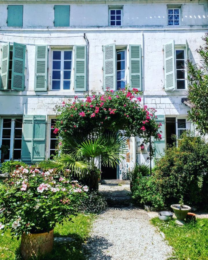 Bed and Breakfast Quai Des Fleurs Saint-Savinien Екстер'єр фото