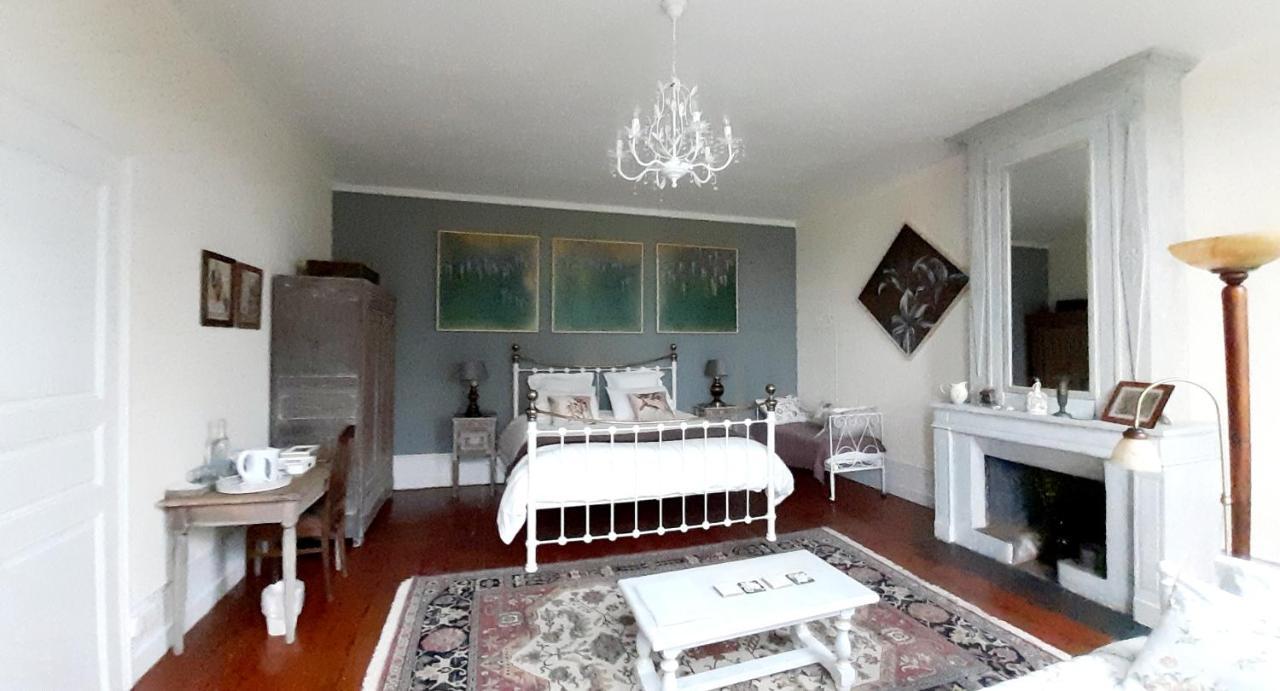 Bed and Breakfast Quai Des Fleurs Saint-Savinien Екстер'єр фото