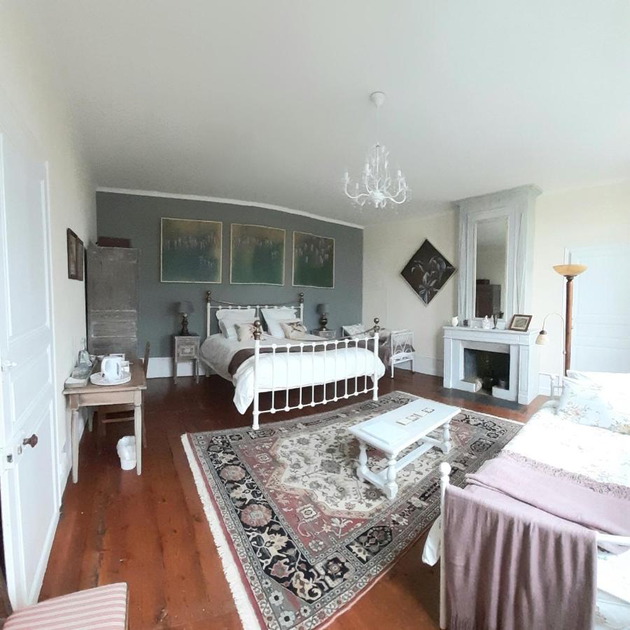 Bed and Breakfast Quai Des Fleurs Saint-Savinien Екстер'єр фото