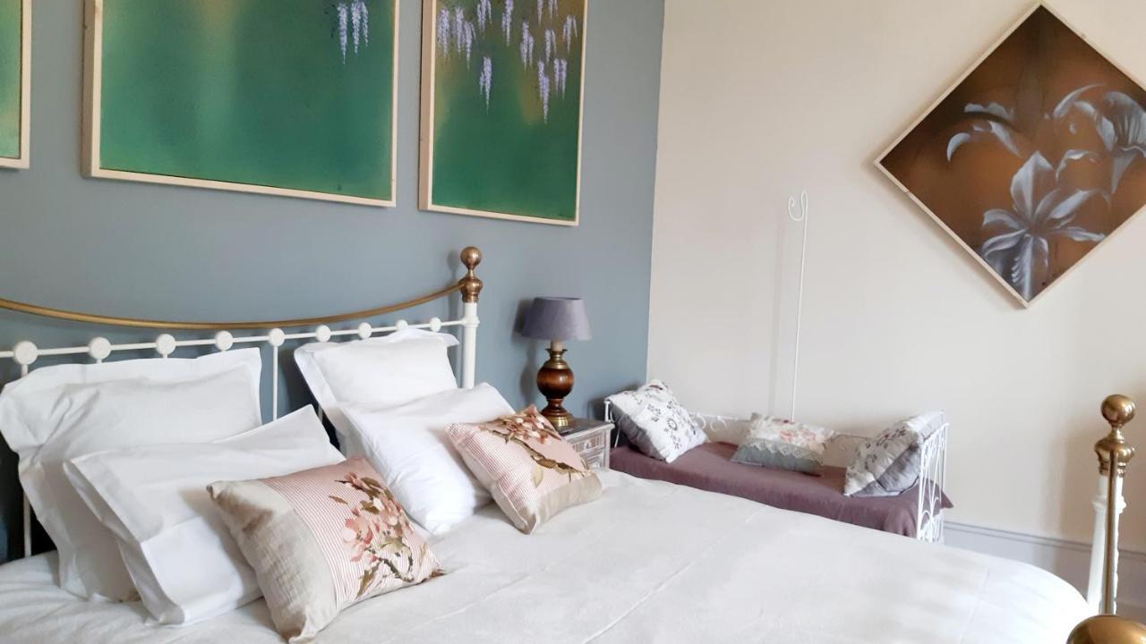 Bed and Breakfast Quai Des Fleurs Saint-Savinien Екстер'єр фото